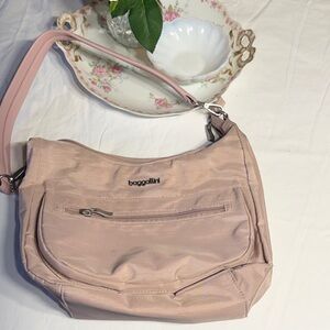 Baggallini Modern Pocket Half Moon Bag. Very clean